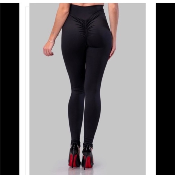 By Egreis Black Egi Scrunch Butt Leggings - Picture 4 of 7
